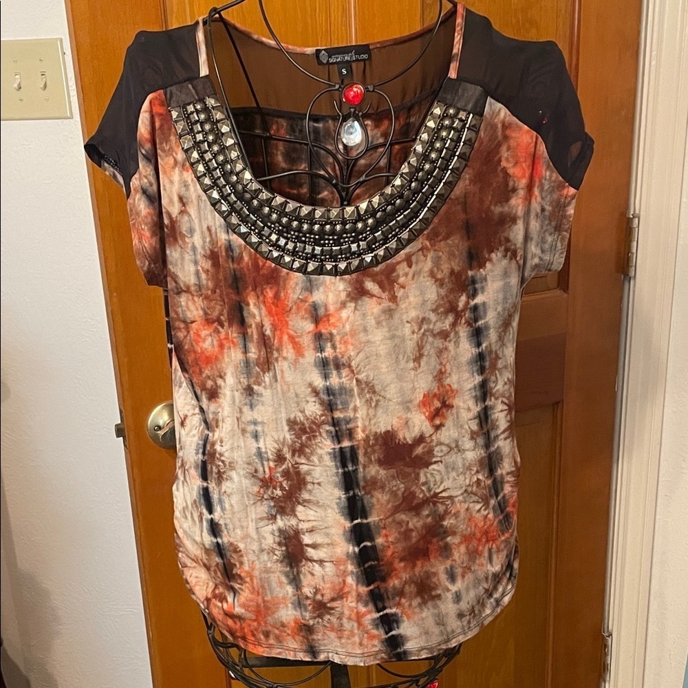 🥦🥦🥦3 for 12$🥦Sig. Studio Black and Brown Tie-Dye Blouse with Beaded Neckline-S